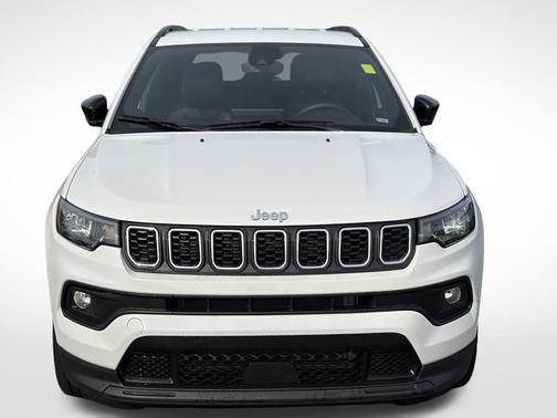 Bright White Clearcoat 2024 Jeep Compass Latitude