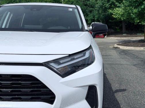 Ice 2023 Toyota RAV4 LE