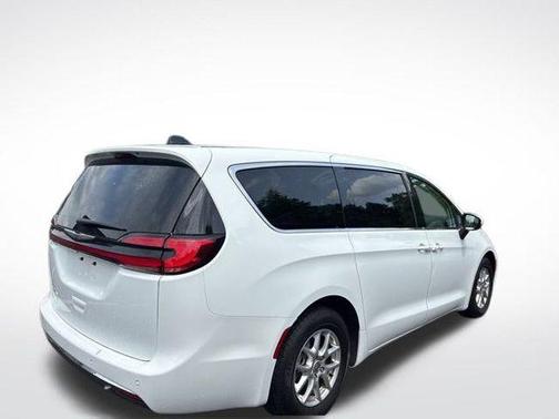2023 Chrysler Pacifica Touring-L