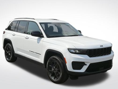 Bright White Clearcoat 2025 Jeep Grand Cherokee Laredo