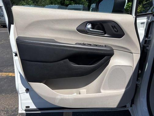 2023 Chrysler Pacifica Touring-L