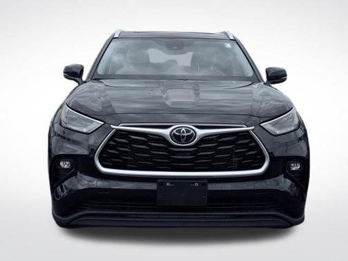 Midnight Black Metallic 2023 Toyota Highlander XLE