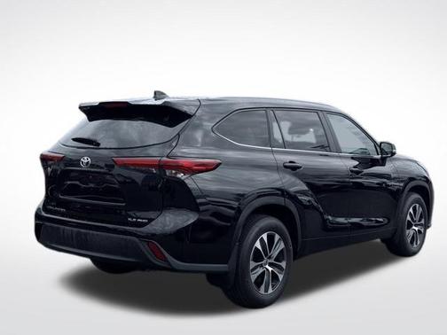 Midnight Black Metallic 2023 Toyota Highlander XLE