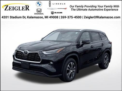 Midnight Black Metallic 2023 Toyota Highlander XLE