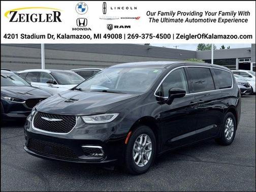 Brilliant Black Crystal Pearlcoat 2023 Chrysler Pacifica Touring-L