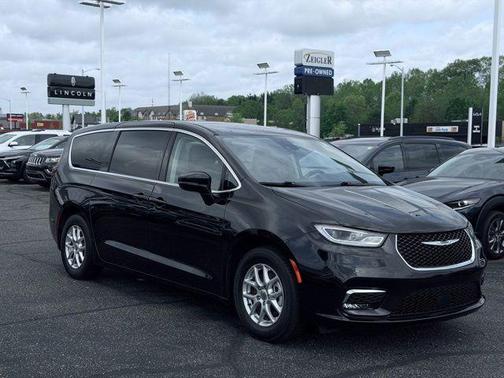 Brilliant Black Crystal Pearlcoat 2023 Chrysler Pacifica Touring-L