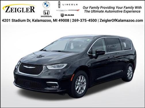 Brilliant Black Crystal Pearlcoat 2023 Chrysler Pacifica Touring-L