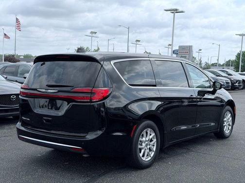 Brilliant Black Crystal Pearlcoat 2023 Chrysler Pacifica Touring-L