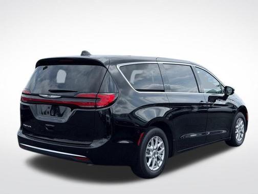 Brilliant Black Crystal Pearlcoat 2023 Chrysler Pacifica Touring-L