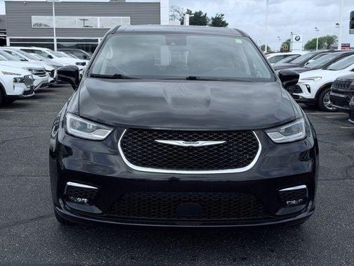 Brilliant Black Crystal Pearlcoat 2023 Chrysler Pacifica Touring-L