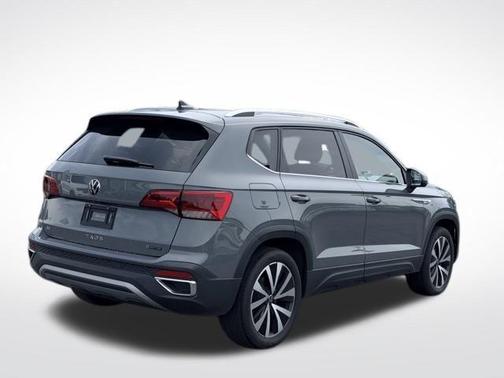 Pure Gray 2022 Volkswagen Taos 1.5T SE