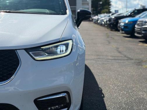 Bright White Clearcoat 2025 Chrysler Pacifica Select