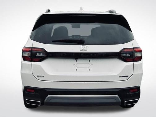 White 2024 Honda Pilot Touring