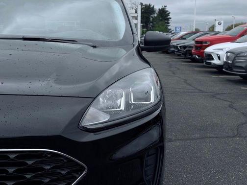 Black Metallic 2022 Ford Escape SE
