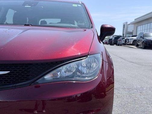 Velvet Red Pearlcoat 2023 Chrysler Voyager LX