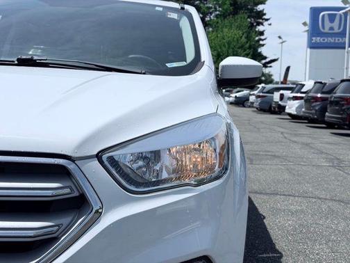 Oxford White 2019 Ford Escape SE