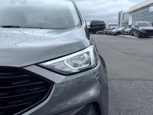 Gray Metallic 2022 Ford Edge SE