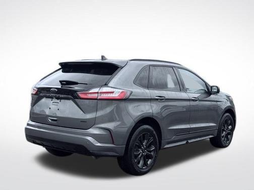 Gray Metallic 2022 Ford Edge SE