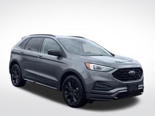 Gray Metallic 2022 Ford Edge SE