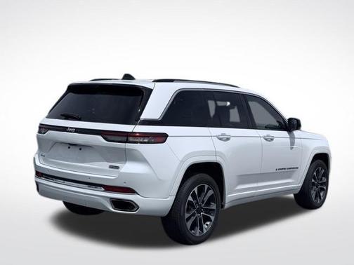Bright White Clearcoat 2023 Jeep Grand Cherokee Overland
