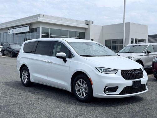 Bright White Clearcoat 2023 Chrysler Pacifica Touring-L