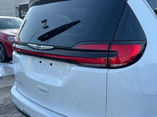 2024 Chrysler Pacifica Touring-L