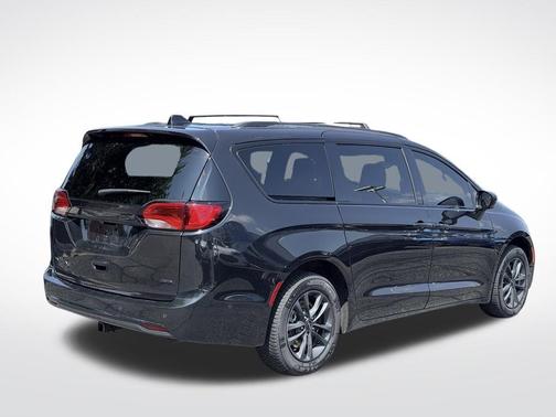 Brilliant Black Crystal Pearlcoat 2020 Chrysler Pacifica Launch Edition