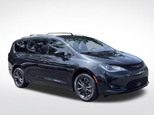 Brilliant Black Crystal Pearlcoat 2020 Chrysler Pacifica Launch Edition