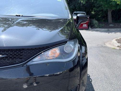 Brilliant Black Crystal Pearlcoat 2020 Chrysler Pacifica Launch Edition