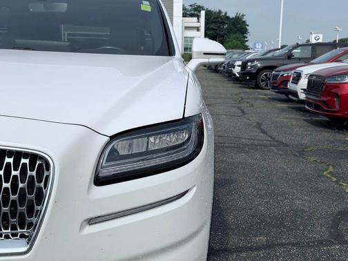 White Metallic 2023 Lincoln Nautilus Reserve