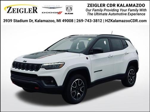 Bright White Clearcoat 2025 Jeep Compass Trailhawk