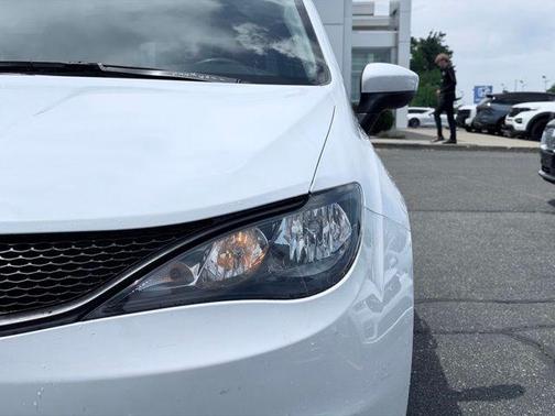 Bright White Clearcoat 2023 Chrysler Voyager LX