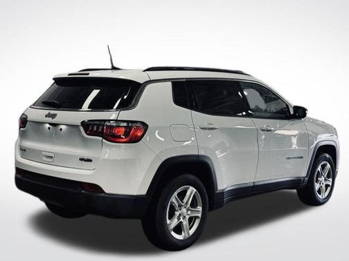 Bright White Clearcoat 2023 Jeep Compass Latitude