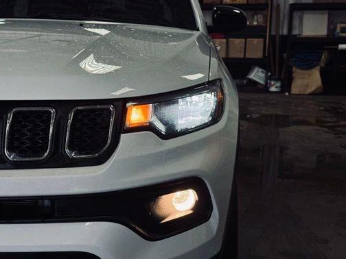 Bright White Clearcoat 2023 Jeep Compass Latitude