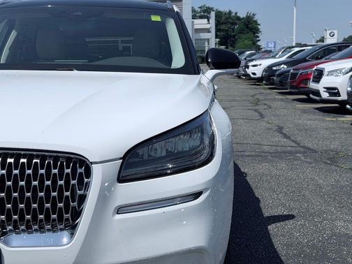 White Metallic 2022 Lincoln Corsair Standard