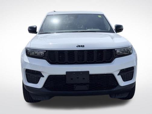 Bright White Clearcoat 2025 Jeep Grand Cherokee Laredo