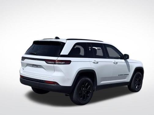 Bright White Clearcoat 2025 Jeep Grand Cherokee Laredo