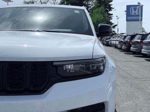 Bright White Clearcoat 2025 Jeep Grand Cherokee Laredo