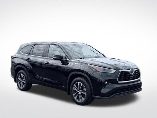 Midnight Black Metallic 2024 Toyota Highlander Hybrid XLE