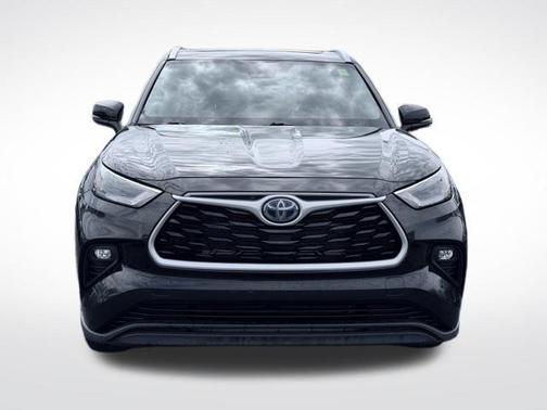 Midnight Black Metallic 2024 Toyota Highlander Hybrid XLE