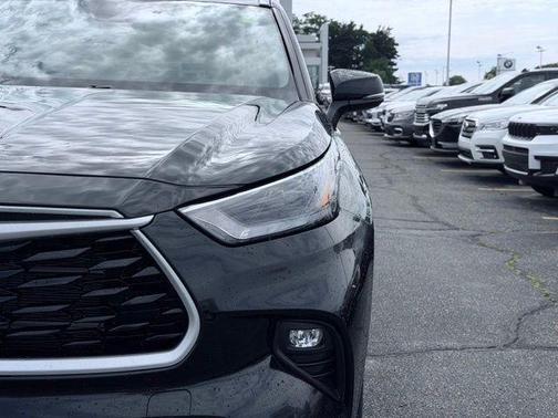 Midnight Black Metallic 2024 Toyota Highlander Hybrid XLE