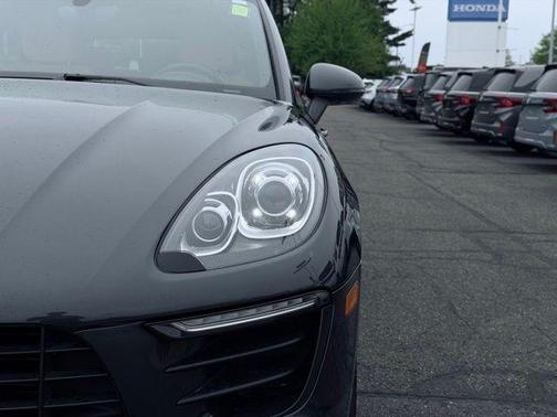 Volcano Grey Metallic 2017 Porsche Macan Base
