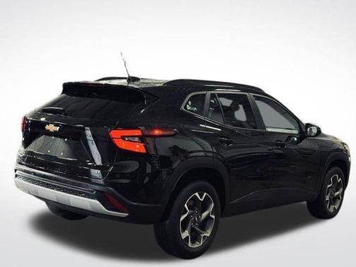 Mosaic Black Metallic 2025 Chevrolet Trax LT