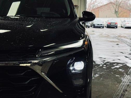 Mosaic Black Metallic 2025 Chevrolet Trax LT