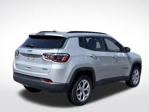 Silver Zynith 2024 Jeep Compass Latitude