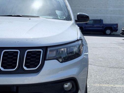 Silver Zynith 2024 Jeep Compass Latitude