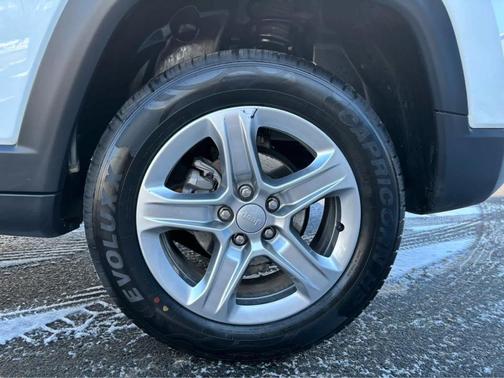Bright White Clearcoat 2024 Jeep Compass Latitude