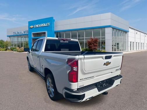 Iridescent Pearl Tricoat 2025 Chevrolet Silverado 1500 High Country