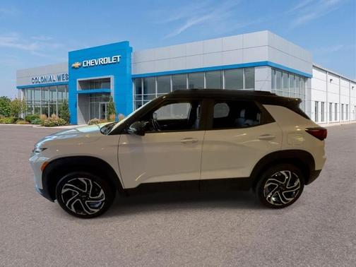 Iridescent Pearl Tricoat 2026 Chevrolet Trailblazer RS