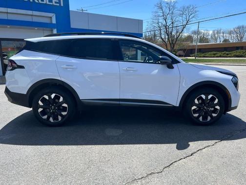 Glacial White Pearl 2023 Kia Sportage X-Line